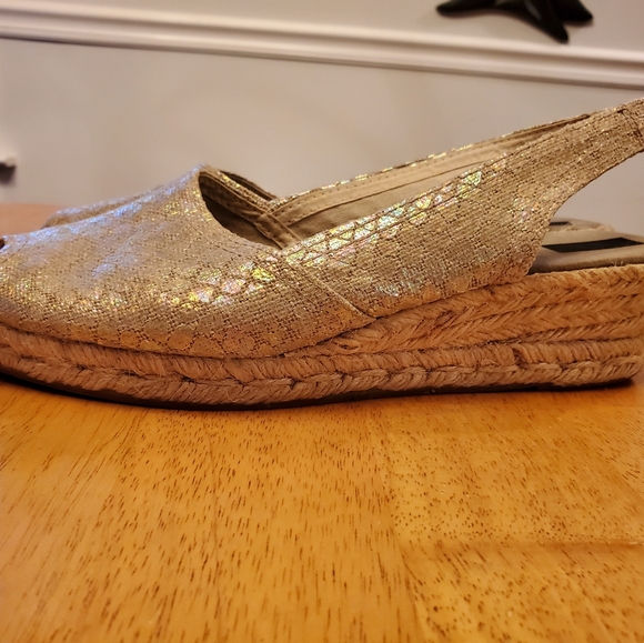 Peep toe Espadrille Sandals size 9 mermaid print opalescent - Picture 2 of 3
